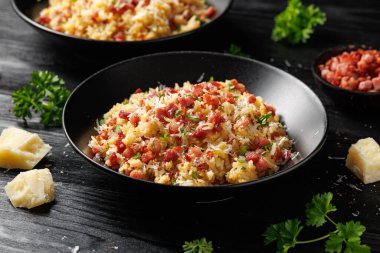Pancetta 'lı Carbonara pilavı, pecorino romano peyniri, siyah kasede yumurtalar..