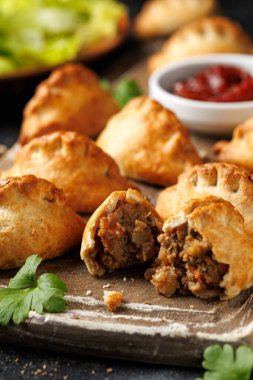 Kıtır kıtır biftek, patates ve İsveç böreği. .