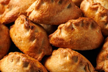 Kıtır kıtır biftek, patates ve İsveç böreği. .