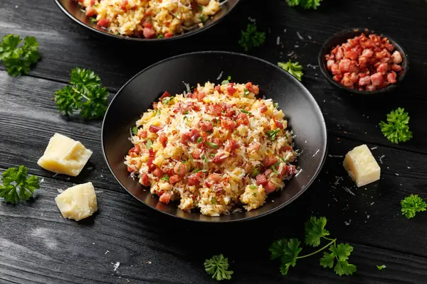 Pancetta 'lı Carbonara pilavı, pecorino romano peyniri, siyah kasede yumurtalar..