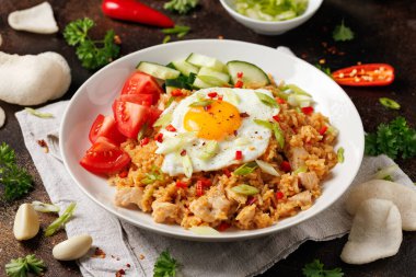 Nasi Goreng, Endonezya usulü kızarmış pilav, tavuk ve yumurta. Asya yemekleri.