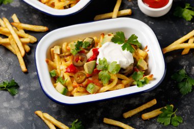 Avokado, kavrulmuş biber, biber ve çedar peynirli vejetaryen kızartması..