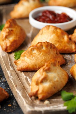 Kıtır kıtır biftek, patates ve İsveç böreği. .