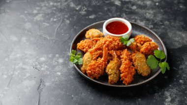 Tatlı biber soslu kelebek kral karides..