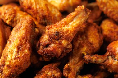 Soslu çıtır tavuk kanadı. Ev yapımı fırında kızartılmış.
