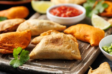 Tahta tahtada taze servis edilmiş geleneksel börekler. Meksika yemeği.