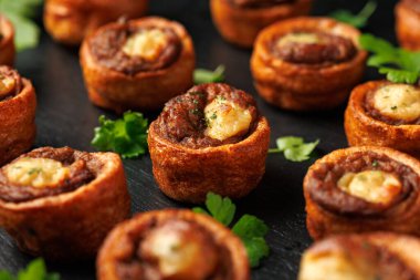 Kıyma ve soslu mini Yorkshire pudingleri..