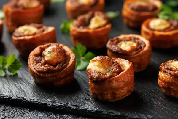 Kıyma ve soslu mini Yorkshire pudingleri..