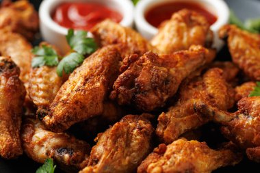 Soslu çıtır tavuk kanadı. Ev yapımı fırında kızartılmış.