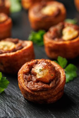 Kıyma ve soslu mini Yorkshire pudingleri..