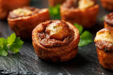 Kıyma ve soslu mini Yorkshire pudingleri..