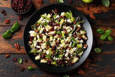 Elmalı kızılcık fındıklı salata, yanında da peynir ve sebze. Sağlıklı yemek.