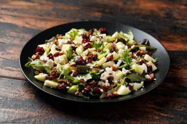 Elmalı kızılcık fındıklı salata, yanında da peynir ve sebze. Sağlıklı yemek.