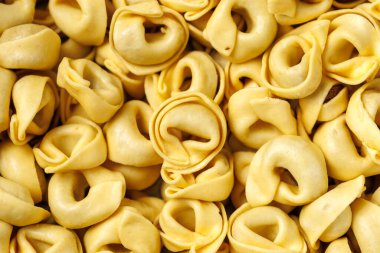 Çiğ makarna tortellini, mantarlı ravioli.