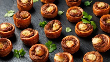 Kıyma ve soslu mini Yorkshire pudingleri..