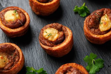 Kıyma ve soslu mini Yorkshire pudingleri..