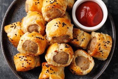 Taze pişmiş İngiliz sosisi ve ketçap. Parti atıştırmalığı