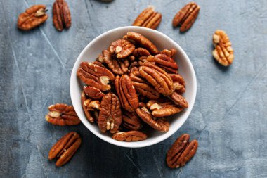 Kırsal bir masada beyaz bir kasede fındık..