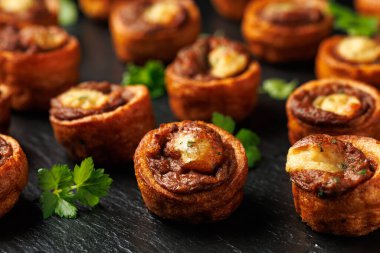 Kıyma ve soslu mini Yorkshire pudingleri..