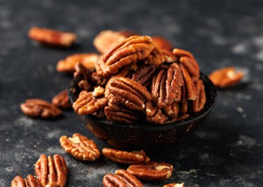 Kırsal bir masada kasede fındık..