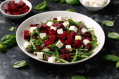 Taze pancar salatası, yanında roket ve limon sosu. Sağlıklı yemek.