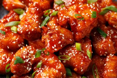 Yapışkan Asya soslu çıtır susamlı tavuk..