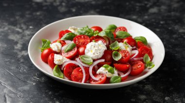 Kiraz domatesli, soğanlı ve fesleğenli Ricotta peynirli salata. Sağlıklı yemek..