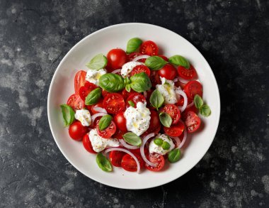 Kiraz domatesli, soğanlı ve fesleğenli Ricotta peynirli salata. Sağlıklı yemek..