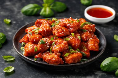 Yapışkan Asya soslu çıtır susamlı tavuk..