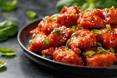 Yapışkan Asya soslu çıtır susamlı tavuk..