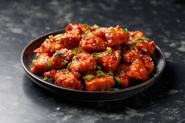 Yapışkan Asya soslu çıtır susamlı tavuk..