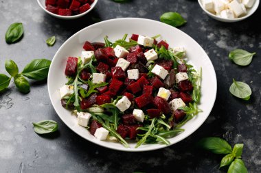 Taze pancar salatası, yanında roket ve limon sosu. Sağlıklı yemek.