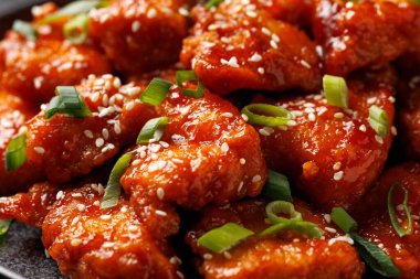 Yapışkan Asya soslu çıtır susamlı tavuk..