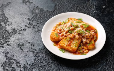 Kuru fasulye ve peynirli haşlanmış patates..