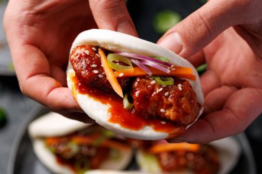 Sebzeli Kore usulü kızarmış tavuk. Asya fast food.