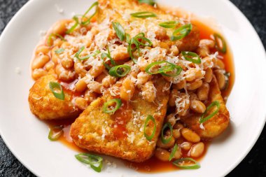 Kuru fasulye ve peynirli haşlanmış patates..