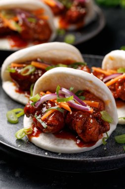 Sebzeli Kore usulü kızarmış tavuk. Asya fast food.