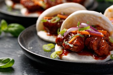 Sebzeli Kore usulü kızarmış tavuk. Asya fast food.