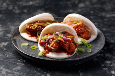 Sebzeli Kore usulü kızarmış tavuk. Asya fast food.