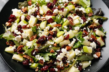 Elmalı kızılcık fındıklı salata, yanında da peynir ve sebze. Sağlıklı yemek.