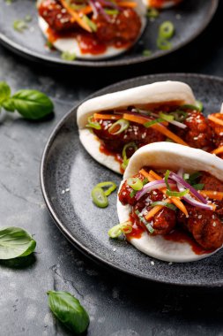 Sebzeli Kore usulü kızarmış tavuk. Asya fast food.