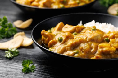 Çin usulü körili tavuk ve pilav. Çinliler yemeği götürdüler..