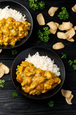 Çin usulü körili tavuk ve pilav. Çinliler yemeği götürdüler..