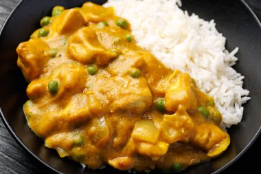 Çin usulü körili tavuk ve pilav. Çinliler yemeği götürdüler..