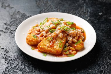 Kuru fasulye ve peynirli haşlanmış patates..