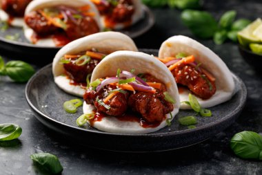 Sebzeli Kore usulü kızarmış tavuk. Asya fast food.