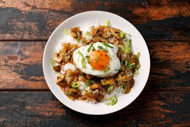 Hamburger, kızarmış yumurta ve kahverengi mantar soslu Hawaii Loco Moco 'su..