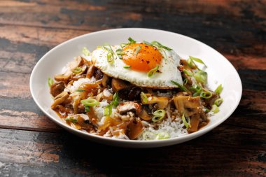 Hamburger, kızarmış yumurta ve kahverengi mantar soslu Hawaii Loco Moco 'su..