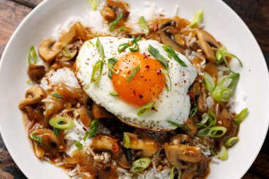 Hamburger, kızarmış yumurta ve kahverengi mantar soslu Hawaii Loco Moco 'su..