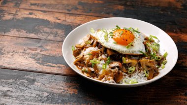 Hamburger, kızarmış yumurta ve kahverengi mantar soslu Hawaii Loco Moco 'su..
